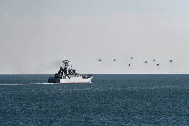 Russia Crimea Military Drills 6675046 18.10.2021 The Novocherkassk landing ship takes part in an exercise in the amphibious landing on an unimproved shore held by army corps and naval infantry units of the Russian Black Sea Fleet at the Opuk range, in Crimea, Russia. Konstantin Mihalchevskiy Sputnik Republic of Crimea Russia  Copyright: xKonstantinxMihalchevskiyx