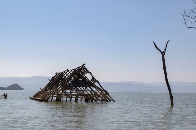 Kenia, Hochwasser des Lake Baringo October 17, 2021, Nakuru, Rift Valley, Kenya: A view of a submerged Roberts Camp after the unprecedented rise of water levels in Lake Baringo..The flooding situation in Rift Valley lakes exacerbated by climate change has led to displacement of thousands of people from their homes and work. There are growing calls for world leaders to put more effort in addressing the effects of climate change. Communities living near the catchment areas in the global south are the most affected. Nakuru Kenya - ZUMAs197 20211017_zaa_s197_783 Copyright: xJamesxWakibiax