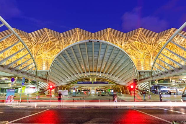 Architektur von Santiago Calatrava Bahnhof Lissabon Lisboa Oriente in Portugal moderne Eisenbahn Bahn Architektur bei Nacht Lissabon, Portugal - 25. September 2021: Bahnhof Lissabon Lisboa Oriente moderne Eisenbahn Bahn Architektur bei Nacht in Lissabon, Portugal. *** Lisbon Lisboa Oriente train station in Portugal modern railway railway architecture at night Lisbon, Portugal 25 September 2021 Lisbon Lisboa Oriente train station modern railway architecture at night in Lisbon, Portugal