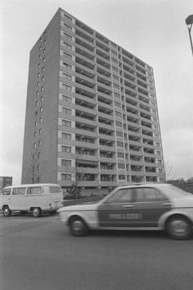 Ein Wohnblock, Hochhaus, in Erftstadt-Liblar, Zum Renngraben 8, Aussenansicht, im Vordergrund faehrt ein Streifenwagen der Polizei, Im dritten Stockwerk des Hauses hatten Angehoerige der RAF eine Wohnung gemietet, in der der entfuehrte Arbeitgeberpraesident Hanns Martin Schleyer wahrscheinlich mehrere Tage festgehalten wurde, 03.03.1978, *** A block of flats, high-rise building, in Erftstadt Liblar, Zum Renngraben 8, exterior view, in the foreground a police patrol car is driving, on the third floor of the house members of the RAF had rented an apartment, in which the kidnapped employer president Hanns Martin Schleyer was probably held for several days, 03 03 1978,