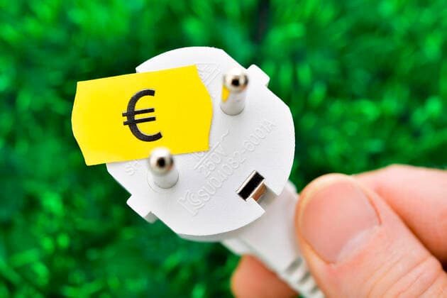 Hand hÃ¤lt Stecker mit Preisetikett, Symbolfoto fÃ¼r steigende Stromkosten *** Hand holding plug with price label, symbolic photo for rising electricity costs ** NUR FUER REDAKTIONELLE ZWECKE ** EDITORIAL USE ONLY **