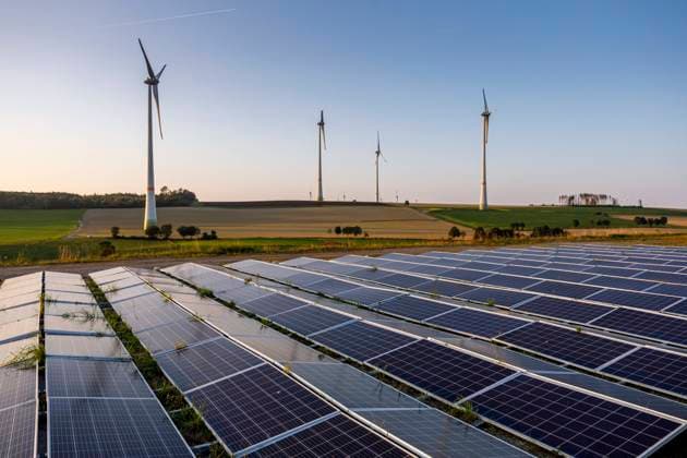 IMAGO Nature: Unsere Erde, Energiequellen, Photovoltaik Fotovoltaik Solaranlage auf Feldern und Wiesen - Symbolbilder Photovoltaikanlage an den Freiflächen vor Windkraftanlagen im Windpark Lichtenau *** Photovoltaic system on the open spaces in front of wind turbines at the Lichtenau wind farm