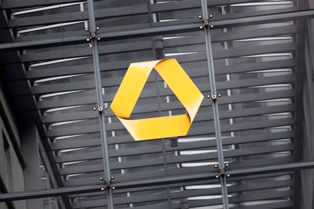 Die Commerzbank rechnet mit einem weiteren Anstieg der Inflation auf bis zu 5 Prozent im Euro-Raum. Im Bild ein Commerzbank-Logo. (Themenbild, Symbolbild) Frankfurt am Main., 15.10.2021 Foto:xC.xHardtx xFuturexImage