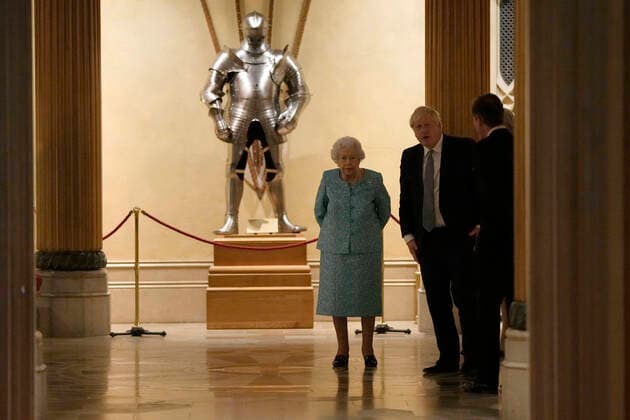 . 19 10 2021. Windsor, United Kingdom. Queen Elizabeth II and UK Prime Minister Boris Johnson at a reception for international business and investment leaders at Windsor Castle, to mark the Global Investment Summit.  xPoolx xi-Imagesx IIM-22698-0018