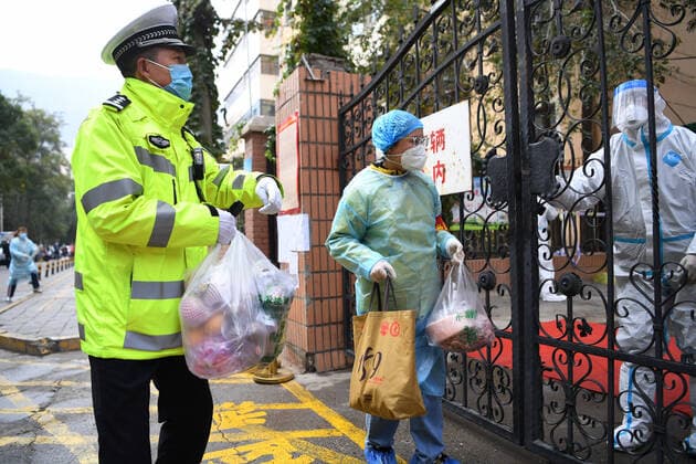 (211020) -- LANZHOU, Oct. 20, 2021 -- A police officer and community staff members deliver daily necessities to residents at a residential community in Chengguan District of Lanzhou, northwest China s Gansu Province, Oct. 20, 2021. Northwest China s Gansu Province reported four new locally transmitted confirmed COVID-19 cases between 11 p.m. Tuesday and 11 a.m. Wednesday. Local authorities have stepped up prevention and control measures to curb the spread of the coronavirus. ) CHINA-GANSU-LANZHOU-COVID-19-MEASURES (CN) ChenxBin 