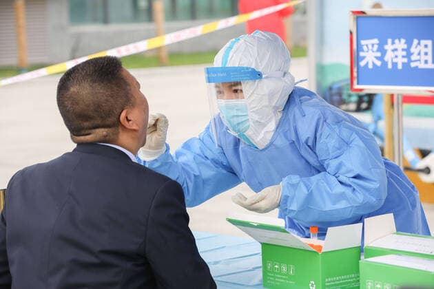(211020) -- LANZHOU, Oct. 20, 2021 -- A resident receives a nucleic acid test at a testing site in Chengguan District of Lanzhou, northwest China s Gansu Province, Oct. 20, 2021. Northwest China s Gansu Province reported four new locally transmitted confirmed COVID-19 cases between 11 p.m. Tuesday and 11 a.m. Wednesday. Local authorities have stepped up prevention and control measures to curb the spread of the coronavirus. ) CHINA-GANSU-LANZHOU-COVID-19-MEASURES (CN) MaxXiping 