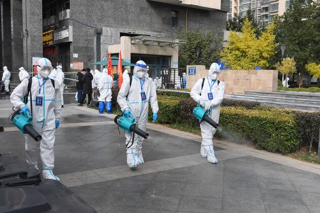 (211020) -- LANZHOU, Oct. 20, 2021 -- Staff members disinfect a residential community in An ning District of Lanzhou, northwest China s Gansu Province, Oct. 20, 2021. Northwest China s Gansu Province reported four new locally transmitted confirmed COVID-19 cases between 11 p.m. Tuesday and 11 a.m. Wednesday. Local authorities have stepped up prevention and control measures to curb the spread of the coronavirus. ) CHINA-GANSU-LANZHOU-COVID-19-MEASURES (CN) FanxPeishen 