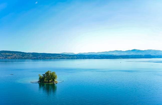 Lake Zurich in Wollerau, canton of Schwyz in Switzerland, Zurichsee, Swiss mountains landscape, blue water and sky in summer, idyllic nature and perfect travel destination, ideal as scenic art print Lake Zurich in Wollerau, canton of Schwyz in Switzerland, Zurichsee, Swiss mountains landscape, blue water and sky in summer, idyllic nature and perfect travel destination, ideal as scenic art print. Copyright: xanneleven.comx 37263438