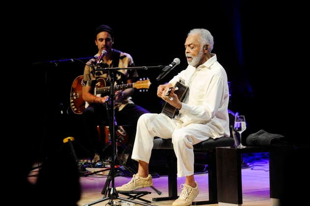 Der ehemalige brasilianische Kulturminister und Sänger Gilberto Gil mit seinem Sohn Bem Gil (li.) 2021 in der Essener Philharmonie. Former Brazilian secretary of cultural affairs and singer Gilberto Gil with his son Bem Gil (l.) at the Philharmonie Essen 2021. Essen NRW DEU;DE;GERMANY;DEUTSCHLAND;ALLEMAGNE