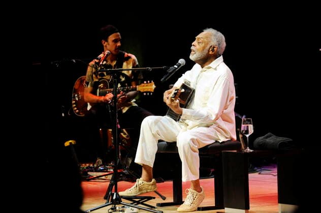 Der ehemalige brasilianische Kulturminister und Sänger Gilberto Gil mit seinem Sohn Bem Gil (li.) 2021 in der Essener Philharmonie. Former Brazilian secretary of cultural affairs and singer Gilberto Gil with his son Bem Gil (l.) at the Philharmonie Essen 2021. Essen NRW DEU;DE;GERMANY;DEUTSCHLAND;ALLEMAGNE