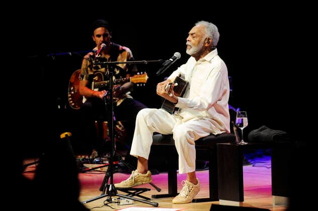Der ehemalige brasilianische Kulturminister und Sänger Gilberto Gil mit seinem Sohn Bem Gil (li.) 2021 in der Essener Philharmonie. Former Brazilian secretary of cultural affairs and singer Gilberto Gil with his son Bem Gil (l.) at the Philharmonie Essen 2021. Essen NRW DEU;DE;GERMANY;DEUTSCHLAND;ALLEMAGNE