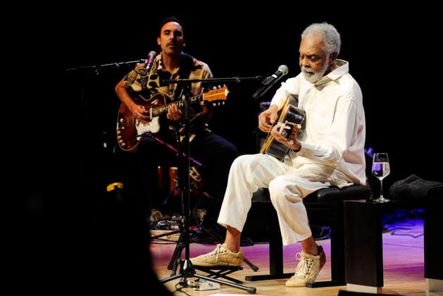 Der ehemalige brasilianische Kulturminister und Sänger Gilberto Gil mit seinem Sohn Bem Gil (li.) 2021 in der Essener Philharmonie. Former Brazilian secretary of cultural affairs and singer Gilberto Gil with his son Bem Gil (l.) at the Philharmonie Essen 2021. Essen NRW DEU;DE;GERMANY;DEUTSCHLAND;ALLEMAGNE