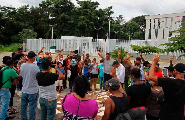 Undocumented migrants pray in front of the facilities of the Federation s Judicial Power in the city of Tapachula, in the state of Chiapas, Mexico, 20 October 2021. Thousands of migrants, mostly from Haiti, El Salvador, Honduras, Guatemala and Nicaragua, are preparing these days to leave by caravan from the southeastern municipality of Tapachula, in Chiapas, to Mexico City. EFE Juan Manuel Blanco Migrants prepare a caravan from southern Mexico to the capital !ACHTUNG: NUR REDAKTIONELLE NUTZUNG! Copyright: xJuanxManuelxBlancox MEX4612 20211020-a7b64c47f1fb395cd25350a0e21c349186ee7cce