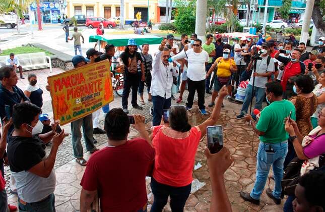 Undocumented migrants pray in front of the facilities of the Federation s Judicial Power in the city of Tapachula, in the state of Chiapas, Mexico, 20 October 2021. Thousands of migrants, mostly from Haiti, El Salvador, Honduras, Guatemala and Nicaragua, are preparing these days to leave by caravan from the southeastern municipality of Tapachula, in Chiapas, to Mexico City. EFE Juan Manuel Blanco Migrants prepare a caravan from southern Mexico to the capital !ACHTUNG: NUR REDAKTIONELLE NUTZUNG! Copyright: xJuanxManuelxBlancox MEX4613 20211020-d53490ee681830c0fee254143641449f9d1bae0c