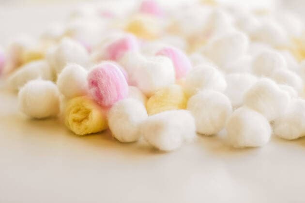 IMAGO Creative: Clickbait, Hautpflege und Kosmetik Organic cotton balls background for morning routine, spa cosmetics, hygiene and natural skincare beauty brand product as healthcare and medical design Cosmetology, branding and cleanliness concept - Organic cotton balls background for morning routine, spa cosmetics, hygiene and natural skincare beauty brand product as healthcare and medical design Copyright: xAnneleven.comx 37517836