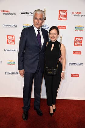 Sky du Mont with award winner Carina Raddatz Obstkäppchen e V , Cologne at the award ceremony of the Golden Picture of the Woman at the Stage Theater Neue Flora in Hamburg on 20 10 2021