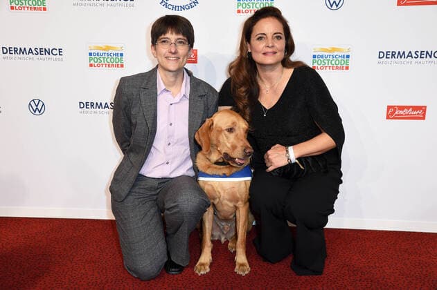 Elisabeth Lanz with award winner Sabine Häcker Hunde für Handicaps e V , Berlin at the award ceremony of the Golden Picture of a Woman at the Stage Theater Neue Flora in Hamburg on 20 10 2021