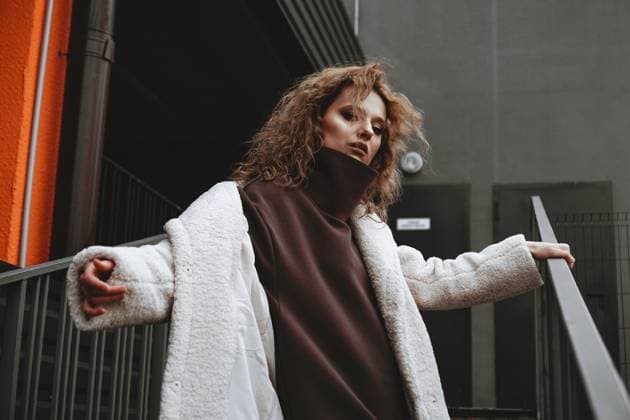 IMAGO Creative: Herbst in der Stadt A girl with red curly hair in a white coat poses on the parking stairs A girl with red curly hair in a white coat poses on the parking stairs. City Style - Urban Copyright: xx 37901162