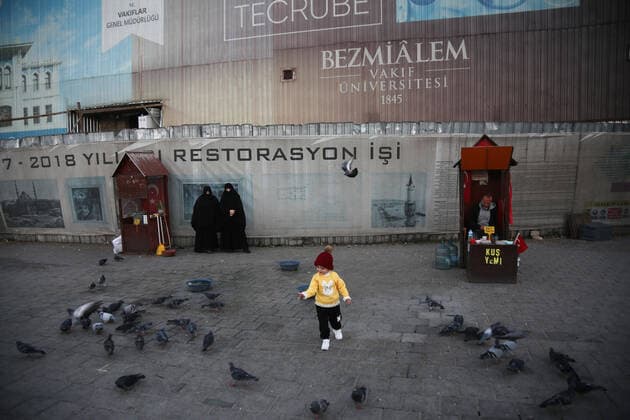 October 20, 2021, Istanbul, Turkey: A little girl feeds pigeons in Eminonu Square. Istanbul Turkey - ZUMAs197 20211020_zaa_s197_454 Copyright: xHakanxAkgunx