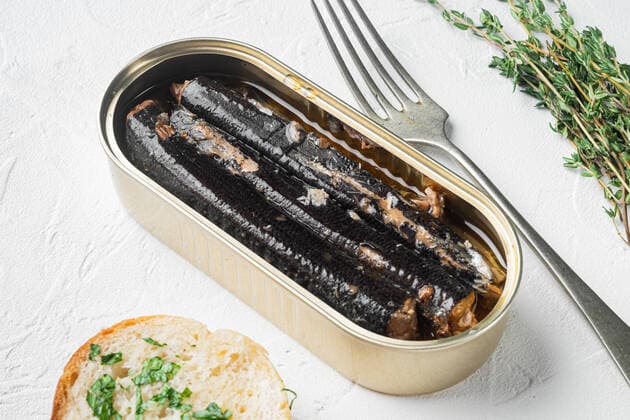 IMAGO Creative: Clickbait, Rezepte und Kochen Open canned fish, on white stone table background Open canned fish set, on white stone table background Copyright: xx 38099652
