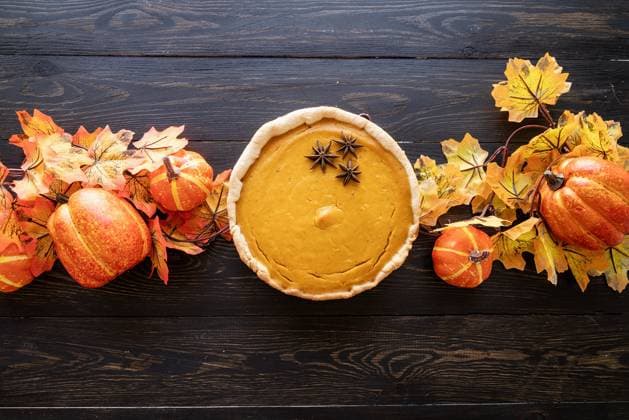 IMAGO Creative, Herbst, Food, Pumpkin Pie Homemade pumpkin pie with autumn leaves on rustic background, top view Autumn concept. Homemade pumpkin pie with autumn leaves on rustic background, top view flat lay Copyright: xx 38139988