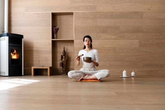 Asian girl using a Tibetan Singing Bowls, rin gongs Granollers, Catalonia, Spain CR_RAFE211018-844877-01 ,model released, Symbolfoto ,property released