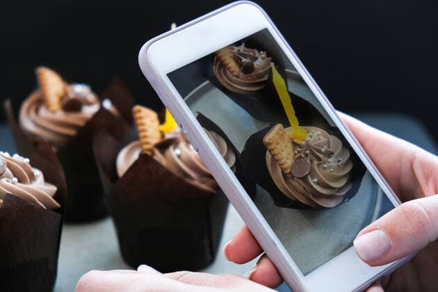 IMAGO Creative: Digitale Welt, Social Commerce Female hands taking photo of Delicious chocolate cupcakes with cream on dark background. Influencer Three chocolate muffin. Birthday cake party preparation Female hands taking photo of Delicious chocolate cupcakes with cream on dark background. Influencer Three chocolate muffin. Birthday cake party preparation. Homemade Chocolate Cupcake Copyright: xx 38515130
