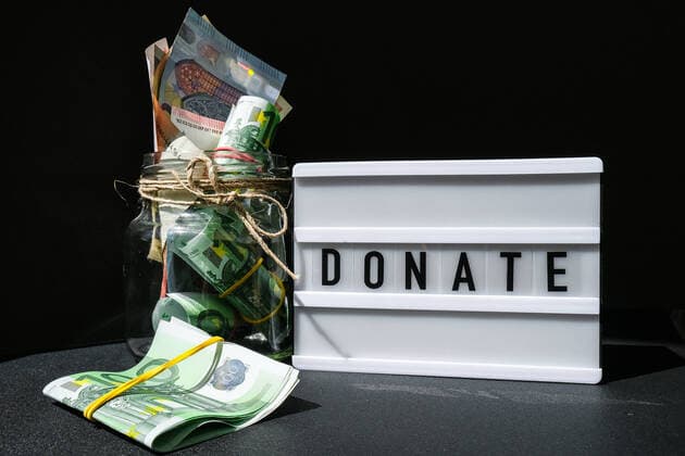 Lightbox board with word DONATE in black letters around Euro banknotes. Money, Business, finance, investment, saving Lightbox board with word DONATE in black letters around Euro banknotes. Money, Business, finance, investment, saving. Cash bill. Business budget of wealth and prosperity finance Copyright: xx 38517524