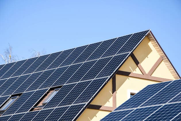 IMAGO Nature: Unsere Erde, Energiequellen, Photovoltaik solar panels, Close up shot of a solar panel array with blue sky, Solar panels on a roof for electric power generation solar panels, Close up shot of a solar panel array with blue sky, Solar panels on a roof for electric power generation, solar panels on house Copyright: xx 38565408