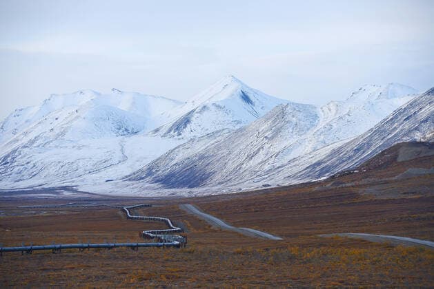 IMAGO Nature: Unsere Erde, Ressourcen, Erdöl oil pipeline with mountain in northern alaska Copyright: xx 38700972
