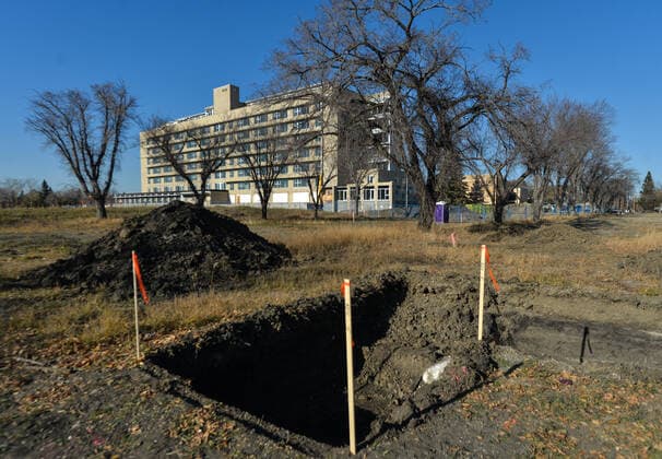 Excavation Resumes At Edmonton s Former Indian Hospital Second phase of excavation work began today at the site of the former Charles Camsell Hospital, and will take a close look at 21 detected anomalies. The former Charles Camsell Hospital for decades was used to treat Indigenous people with tuberculosis. First Nation members have been calling for construction to stop at the grounds where many believe patients may have been buried. The search is being funded by the property s developer. On Thursday, 21 October 2021, in Inglewood, Edmonton, Alberta, Canada. Edmonton Canada  Copyright: xArturxWidakx widak-excavati211021_npfK3