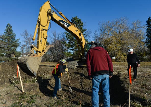 Excavation Resumes At Edmonton s Former Indian Hospital Excavation crews, observed by members of the First Nations, started investigating 21 spots of interest at the site of the former Camsell Hospital. Second phase of excavation work began today at the site of the former Charles Camsell Hospital, the Edmonton facility that for decades was used to treat Indigenous people with tuberculosis. First Nation members have been calling for construction to stop at the grounds where many believe patients may have been buried. The search is being funded by the property s developer. On Thursday, 21 October 2021, in Inglewood, Edmonton, Alberta, Canada. Edmonton Canada  Copyright: xArturxWidakx widak-excavati211021_npdXF
