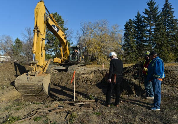 Excavation Resumes At Edmonton s Former Indian Hospital Second phase of excavation work began today at the site of the former Charles Camsell Hospital, the Edmonton facility that for decades was used to treat Indigenous people with tuberculosis. First Nation members have been calling for construction to stop at the grounds where many believe patients may have been buried. The search is being funded by the property s developer. On Thursday, 21 October 2021, in Inglewood, Edmonton, Alberta, Canada. Edmonton Canada  Copyright: xArturxWidakx widak-excavati211021_npr60