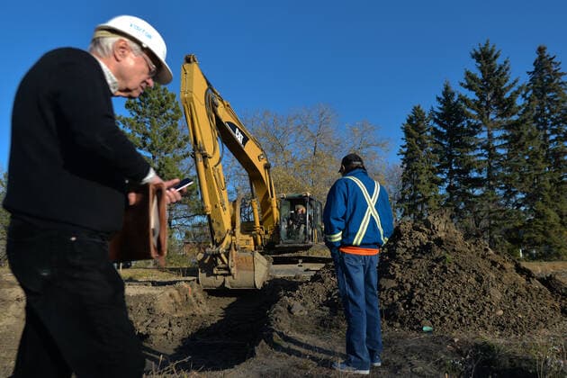 Excavation Resumes At Edmonton s Former Indian Hospital Excavation crews, observed by members of the First Nations, investigating one of the 21 spots of interest at the site of the former Camsell Hospital. Second phase of excavation work began today at the site of the former Charles Camsell Hospital, the Edmonton facility that for decades was used to treat Indigenous people with tuberculosis. First Nation members have been calling for construction to stop at the grounds where many believe patients may have been buried. The search is being funded by the property s developer. On Thursday, 21 October 2021, in Inglewood, Edmonton, Alberta, Canada. Edmonton Canada  Copyright: xArturxWidakx widak-excavati211021_np6sq