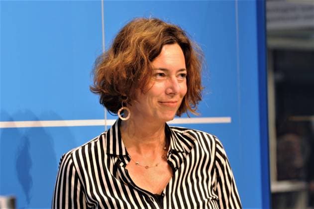 Journalistin und Autorin Eva Menasse bei einem Interview zu ihrem Roman - Dunkelblum - auf der Frankfurter Buchmesse. Bookfair Frankfurt 2021 *** Journalist and author Eva Menasse during an interview about her novel Dunkelblum at the Frankfurt Book Fair Bookfair Frankfurt 2021