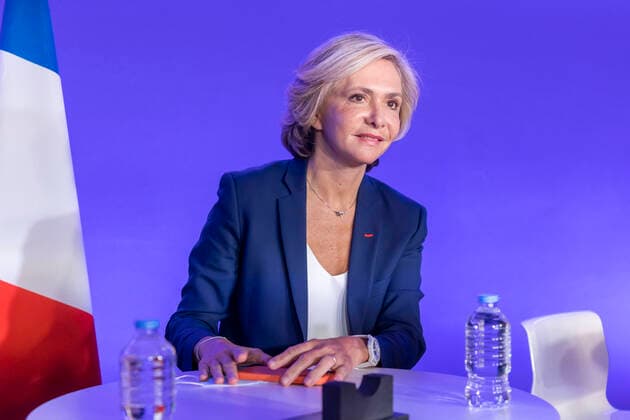 Paris, France October 21, 2021 - Public meeting of Valerie Pecresse candidate to the primary of the political party Les Republicains LR to design the candidate of the right to the French presidential election - Valerie Pecresse POLITIQUE, LR, DROITE, PRIMAIRE DE LA DROITE, ELECTION  Copyright: xVincentxIsorex