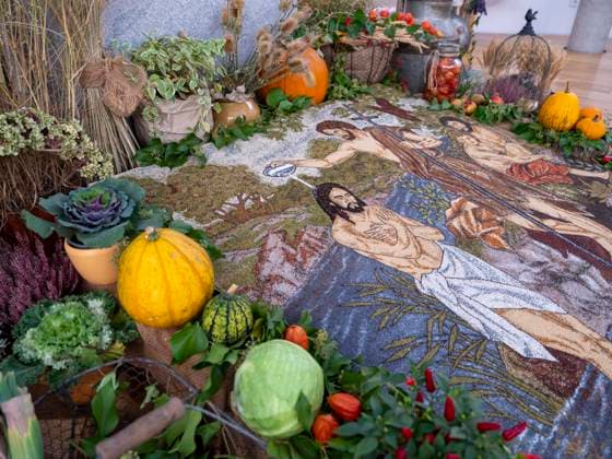 Erntedank-Bild in Autobahnkapelle Leutkirch-Winterberg Erntedank-Bild aus Körnern und Samen Jesus lässt sich von Johannes taufen in der ökumenischen Galluskapelle Winterberg bei Tautenhofen, 15.10.2021. Die Galluskapelle Winterberg ist eine Autobahnkapelle auf dem 745 Meter hohen Winterberg nahe der Bundesautobahn 96 bei Leutkirch im Allgäu im Landkreis Ravensburg. Leutkirch Baden-Württemberg Deutschland *** Thanksgiving picture in motorway chapel Leutkirch Winterberg Thanksgiving picture of grains and seeds Jesus is baptized by John in the ecumenical Galluskapelle Winterberg near Tautenhofen, 15 10 2021 The Galluskapelle Winterberg is a motorway chapel on the 745 meter high Winterberg near the federal motorway 96 near Leutkirch