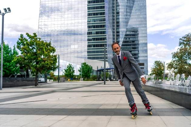 IMAGO Creative: Fit durch den Herbst executive skating with his inline skates Madrid, Community of Madrid, Spain CR_IVAR211011-846480-01 ,model released, Symbolfoto