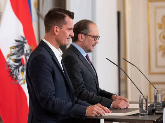 20211022 Press statements concerning the actual Corona Situation and the Corona Measurements VIENNA, AUSTRIA - OCTOBER 22: Minister for social affairs Wolfgang Mueckstein (Green Party) and Federal Chancellor Alexander Schallenberg (OEVP) at press statements concerning the actual Corona Situation and the Corona Measurements at Federal Chancellery on October 22, 2021 in Vienna, Austria. WIEN, OESTERREICH - 22. OKTOBER: Sozialminister Wolfgang Mueckstein (Gruene) und Bundeskanzler Alexander Schallenberg (OEVP) bei Pressestatements nach einer Videokonferenz mit den Landeshauptleuten zur aktuellen Corona-Situation und Massnahmen im Bundeskanzleramt am 22. Oktober 2021 in Wien, Oesterreich. 211022_SEPA_32_036 Copyright: xMartinxJuenx SEPAxMedia