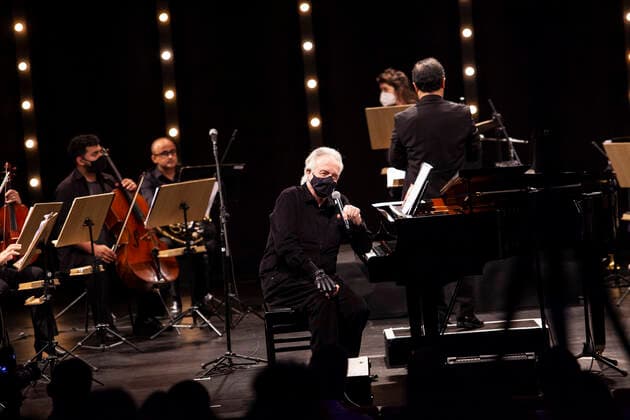 SÃO PAULO, SP - 22.10.2021: MAESTRO JOÃO CARLOS MARTINS - Conductor João Carlos Martins talks to the audience during a presentation at Teatro Gazeta in São Paulo. x2133476x  ZéxCarlosxBarretta