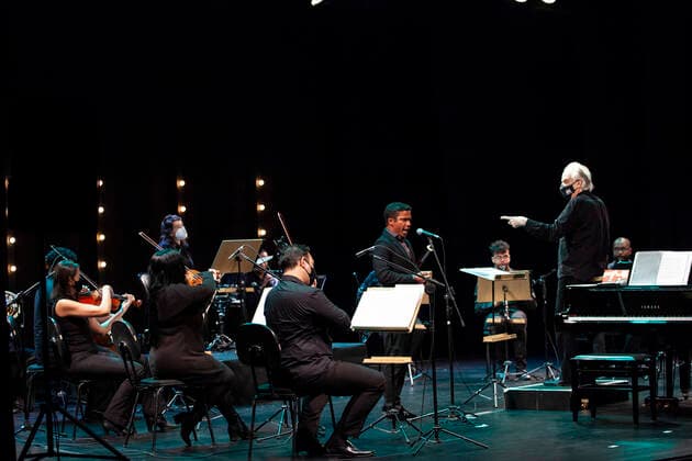 SÃO PAULO, SP - 22.10.2021: MAESTRO JOÃO CARLOS MARTINS - Conductor João Carlos Martins conducts tenor Jean William along with Camerata Bachiana at Teatro Gazeta in São Paulo. x2133487x  ZéxCarlosxBarretta