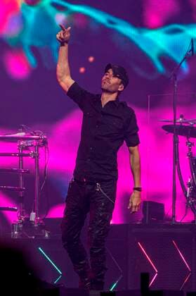 The Spanish singer Enrique Iglesias sings this Friday during his concert of the tour Enrique & Ricky Live! at the FTX Arena in Miami, Florida USA 22 October 2021. Enrique Iglesias and Ricky Martin, two giants of Latin music, continue to entertain and excite the public throughout their tour of the United States accompanied by Sebastian Yatra as a special guest. Enrique Iglesias and Ricky Martin arrive in Miami on a historic tour with Sebastian Yatra !ACHTUNG: NUR REDAKTIONELLE NUTZUNG!  Copyright: xGiorgioxVierax USA2870 20211023-d143546d58c72bb68f265fd514e747f23d6399d3