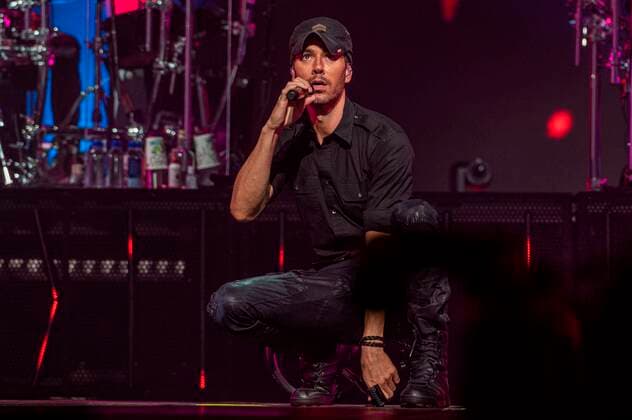 The Spanish singer Enrique Iglesias sings this Friday during his concert of the tour Enrique & Ricky Live! at the FTX Arena in Miami, Florida USA 22 October 2021. Enrique Iglesias and Ricky Martin, two giants of Latin music, continue to entertain and excite the public throughout their tour of the United States accompanied by Sebastian Yatra as a special guest. Enrique Iglesias and Ricky Martin arrive in Miami on a historic tour with Sebastian Yatra !ACHTUNG: NUR REDAKTIONELLE NUTZUNG!  Copyright: xGiorgioxVierax USA2863 20211023-073e1fc8457df48c85863908e423ba8d609b6261
