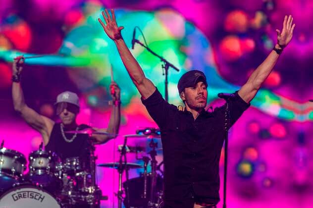 The Spanish singer Enrique Iglesias sings this Friday during his concert of the tour Enrique & Ricky Live! at the FTX Arena in Miami, Florida USA 22 October 2021. Enrique Iglesias and Ricky Martin, two giants of Latin music, continue to entertain and excite the public throughout their tour of the United States accompanied by Sebastian Yatra as a special guest. Enrique Iglesias and Ricky Martin arrive in Miami on a historic tour with Sebastian Yatra !ACHTUNG: NUR REDAKTIONELLE NUTZUNG!  Copyright: xGiorgioxVierax USA2873 20211023-7faf5a1175cd485e2b7d2a915829af201766a84d