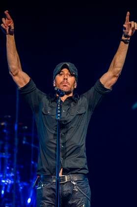 The Spanish singer Enrique Iglesias sings this Friday during his concert of the tour Enrique & Ricky Live! at the FTX Arena in Miami, Florida USA 22 October 2021. Enrique Iglesias and Ricky Martin, two giants of Latin music, continue to entertain and excite the public throughout their tour of the United States accompanied by Sebastian Yatra as a special guest. Enrique Iglesias and Ricky Martin arrive in Miami on a historic tour with Sebastian Yatra !ACHTUNG: NUR REDAKTIONELLE NUTZUNG!  Copyright: xGiorgioxVierax USA2867 20211023-c241742fae774e0edbb7f68a865f803e015452a7