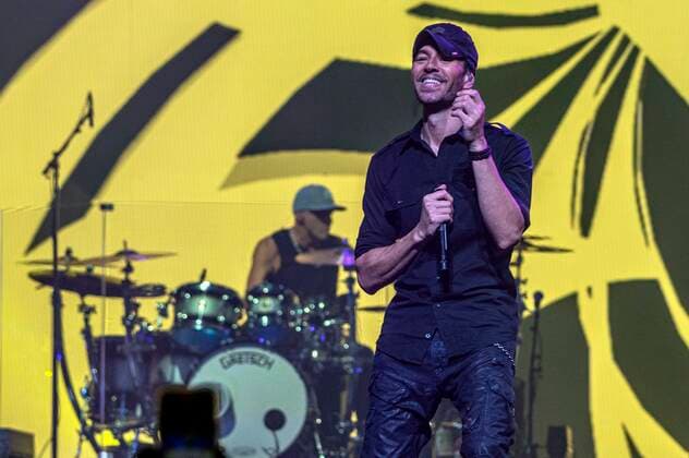 Entertainment Bilder des Tages The Spanish singer Enrique Iglesias sings this Friday during his concert of the tour Enrique & Ricky Live! at the FTX Arena in Miami, Florida USA 22 October 2021. Enrique Iglesias and Ricky Martin, two giants of Latin music, continue to entertain and excite the public throughout their tour of the United States accompanied by Sebastian Yatra as a special guest. Enrique Iglesias and Ricky Martin arrive in Miami on a historic tour with Sebastian Yatra !ACHTUNG: NUR REDAKTIONELLE NUTZUNG!  Copyright: xGiorgioxVierax USA2871 20211023-d192fffc744307b4c78c9d890f1c0cfc463deda3