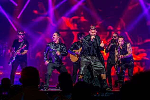 The Puerto Rican singer Ricky Martin sings this Friday during his concert of the tour Enrique & Ricky Live! at the FTX Arena in Miami, Florida USA 22 October 2021. Enrique Iglesias and Ricky Martín, two giants of Latin music, continue to entertain and excite the public throughout their tour of the United States accompanied by Sebastian Yatra as a special guest. Enrique Iglesias and Ricky Martin arrive in Miami on a historic tour with Sebastian Yatra !ACHTUNG: NUR REDAKTIONELLE NUTZUNG!  Copyright: xGiorgioxVierax USA2891 20211023-0cf24cca298f2cf5ec419dcf3430d303eb984e28