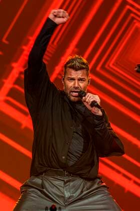 The Puerto Rican singer Ricky Martin sings this Friday during his concert of the tour Enrique & Ricky Live! at the FTX Arena in Miami, Florida USA 22 October 2021. Enrique Iglesias and Ricky Martín, two giants of Latin music, continue to entertain and excite the public throughout their tour of the United States accompanied by Sebastian Yatra as a special guest. Enrique Iglesias and Ricky Martin arrive in Miami on a historic tour with Sebastian Yatra !ACHTUNG: NUR REDAKTIONELLE NUTZUNG!  Copyright: xGiorgioxVierax USA2876 20211023-1fa77ccf7c339cba65f2585a1d7d4769c59626c1