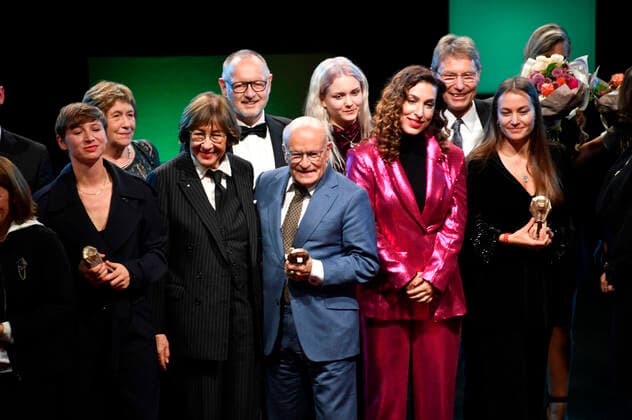 The award winners and laudators at the 32 Hessian Film and Cinema Award ceremony at the Capitol Theater Offenbach, 22 10 2021 Foto:xN.xKubelkax xFuturexImage
