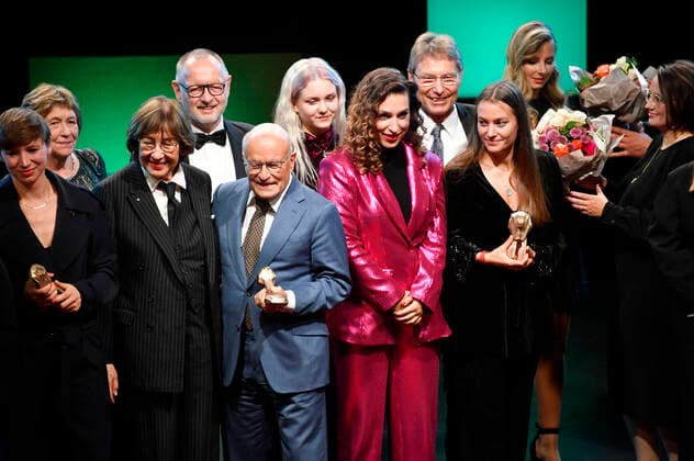 The award winners and laudators at the 32 Hessian Film and Cinema Award ceremony at the Capitol Theater Offenbach, 22 10 2021 Foto:xN.xKubelkax xFuturexImage